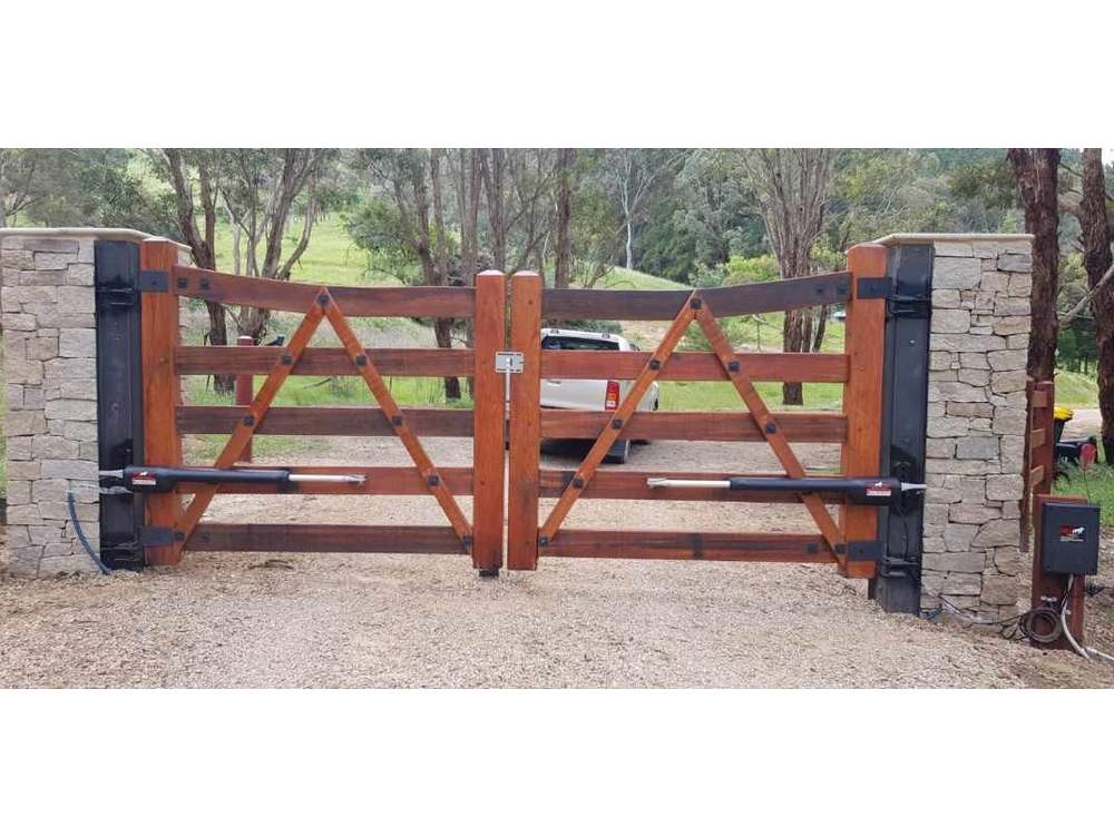 MM562 on Wooden Entrance Gates